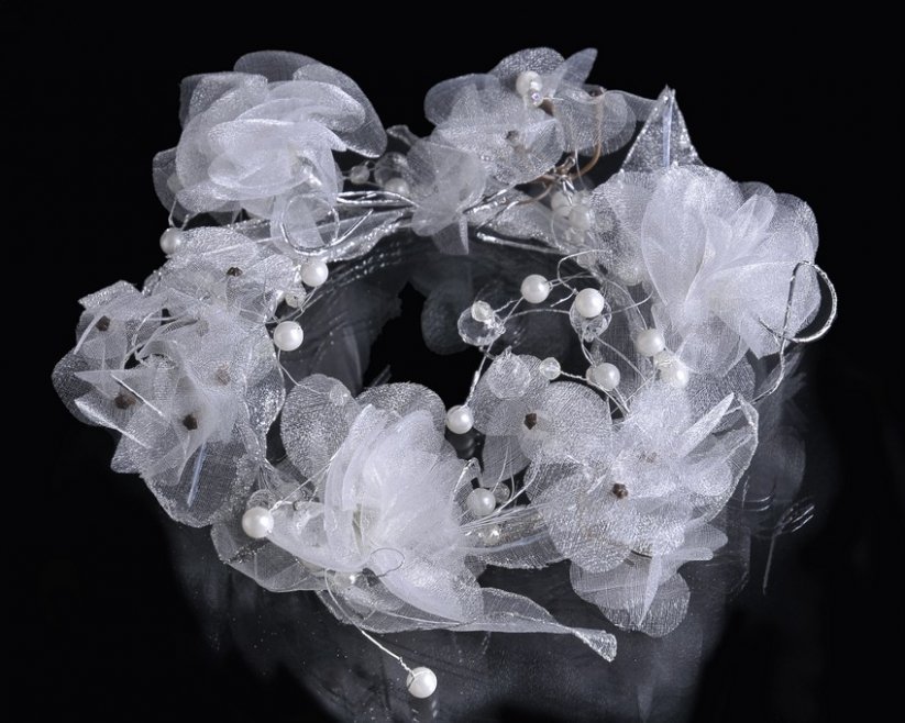 Věneček s bílými květy, perličkami a krystaly, 20 cm