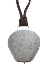 Dekorace plechový barvený kravský zvon s ornamenty 16x14cm..(11,5cmLx8cmWx12,5cmH) 27,5cmH.