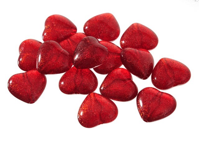 Dekorace plastová glitrovaná srdíčka s dírkou 2,5 x 3cm - 15ks - Barva: Červená