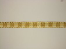 Krémová stuha se zlatým vetkaným kostkovaným vzorem, 1,5 cm x 25 m.167 411 151AHK418808 stuha 25m