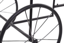 Dekorace kovová tříkolka s korbičkou na umístění květin 60cmLx155cmWx168cmH