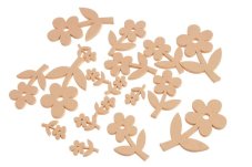 Dřevěné výseky na pověšení ve tvaru kytičky 4-8cm - 18ks