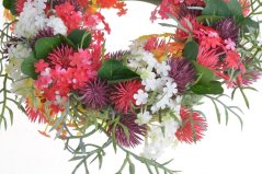 Dekorační věnec z umělých kvítků a doplňků Ø 23cm