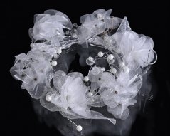 Věneček s bílými květy, perličkami a krystaly, 20 cm