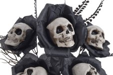 Halloween kytice s lebkami černá 35 cm – dekorace s 5 lebkami