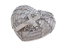 Dekorace 3D srdce s peřím a křížem 15cmLx12,5cmWx5,5cmH
