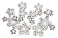 Dřevěné výseky ve tvaru  kvítek 4-8cm - 18ks