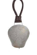 Dekorace plechový barvený kravský zvon s ornamenty 22x12cm..(14,5cmLx9cmWx14cmH) 32cmH